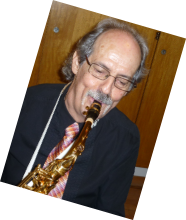 Es begann mit 10 Jahren in der Knabenmusik Zürich, gefolgt von Auftritten mit der Tanzband “The Connection”. Erst dann kam der Jazz, zuerst Dixie und New Orleans. Mit der Ankunft in der Welt der Big Bands geht ein lang gehegter Wunsch in Erfüllung.