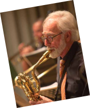 Als Liebhaber des Big Band Jazz, "brummte" er schon in der James Ernst Big Band und der Exciting Jazz Crew mit. Ist auch im Kajak auf dem "Bach" anzutreffen, auf ausgedehnten Bike-Touren oder als Vertreter einer Stiftung bei Benefiz-Golfturnieren.