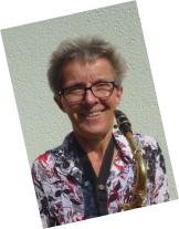Hat sich das Saxofonspielen vorwiegend "learning by doing" erworben. Heute nimmt sie Stunden und spielt in zwei Bigbands. Nebenbei schweisst sie Alteisen zusammen, wandert und gärtnert.